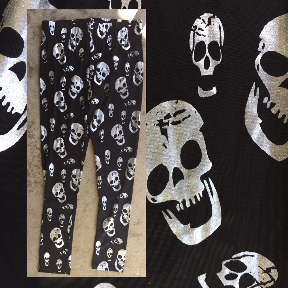 Goth Silver Skulls Leggings NWOT